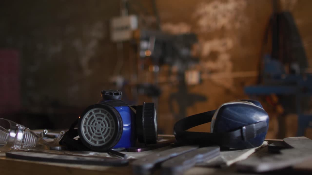 cerca de las herramientas en la mesa en el taller