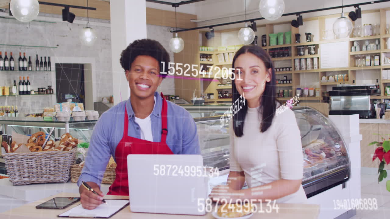 animación de números y procesamiento de datos sobre diversas personas con computadora portátil en la tienda.