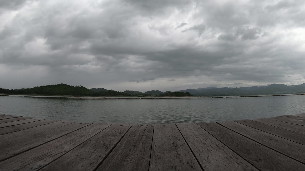 таймлапс озеро и горы с облачным небом