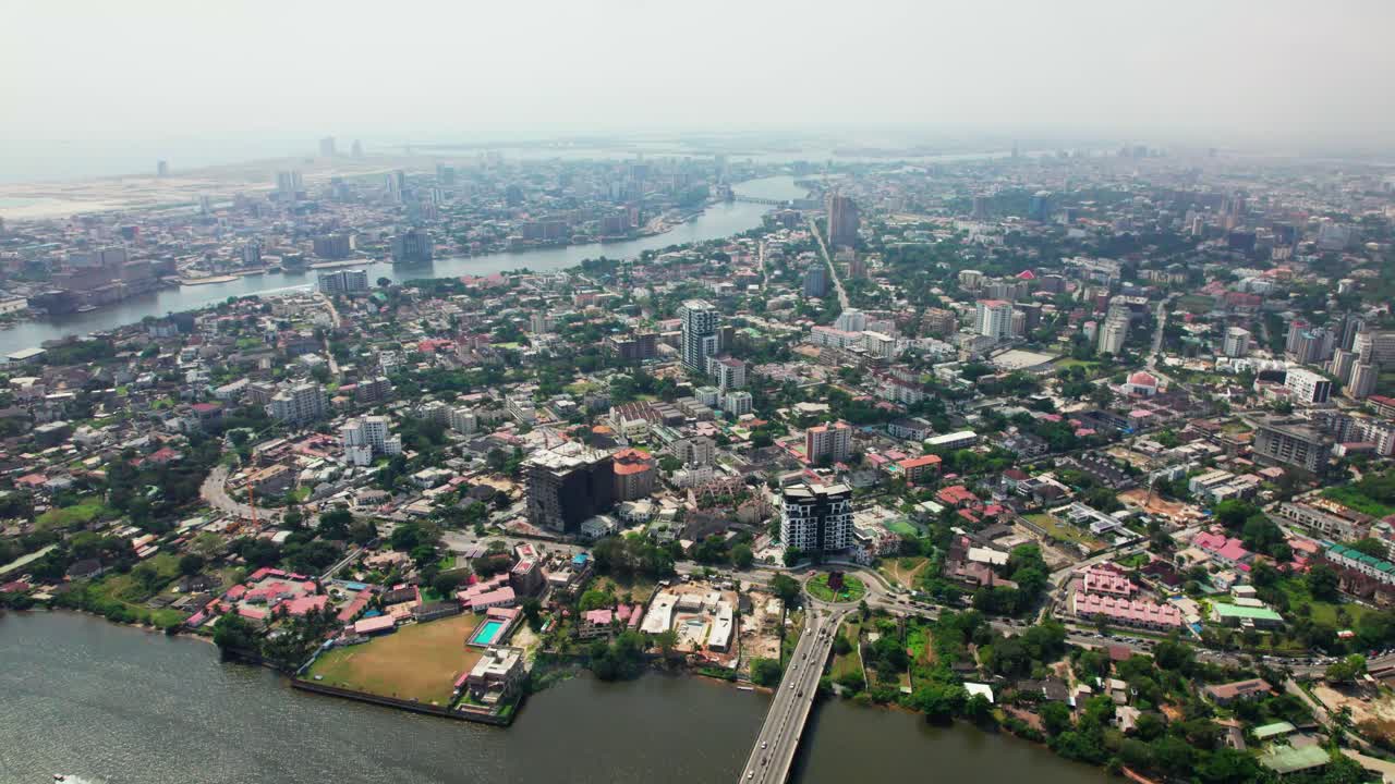 Pohled na čtvrť Ikoyi v Lagosu ukazující most Lekki-Ikoyi Link