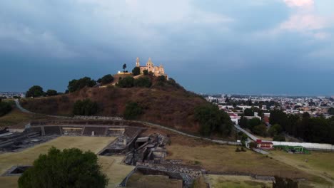 vista aerea de la gran piramide de cholula lado izquierdo y ruinas