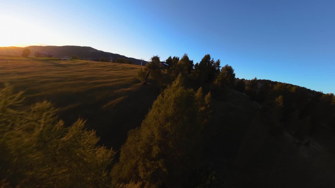 Montagne, foresta e campi filmati all'Alpe di Siusi nelle Alpi europee, Dolomiti italiane riprese con colori vivaci al tramonto