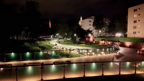 bulevar de la ciudad por la noche