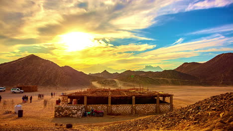 turistas en egipto visitan un pueblo beduino para caminar y disfrutar de la puesta de sol - lapso de tiempo