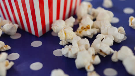 animazione di una scatola di popcorn su macchie bianche