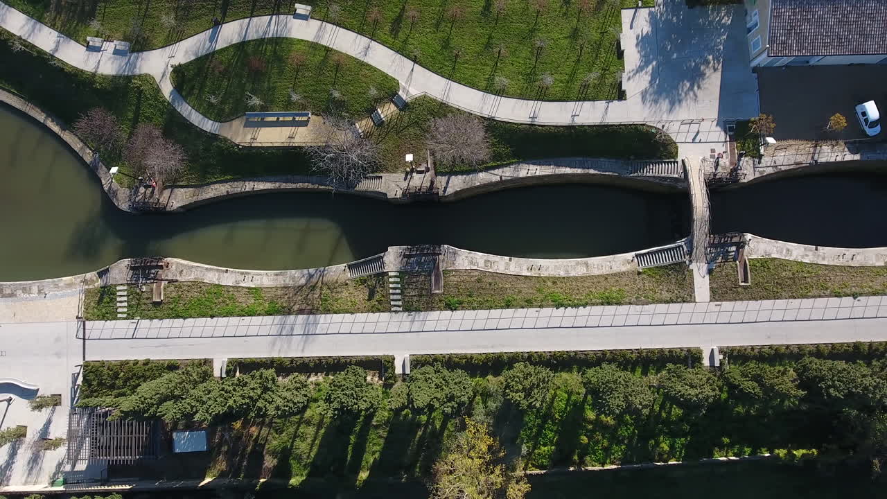 esclusas de fonserannes esclusas de escaleras en el canal du midi cerca de béziers. vista aérea