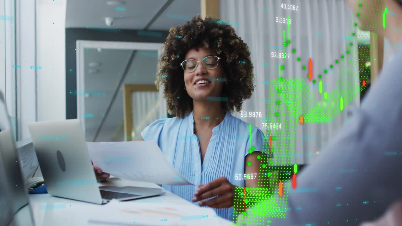 Animation du traitement de données pendant la conversation de divers professionnels