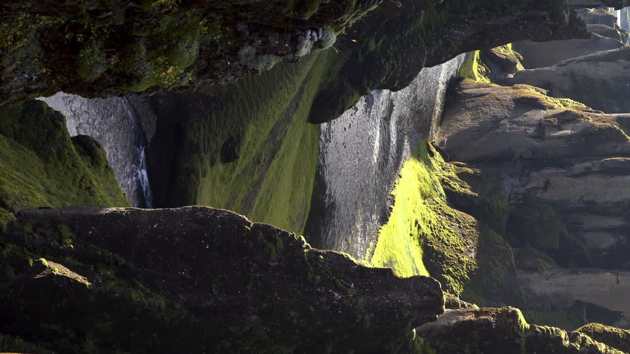 vertical del valle de kirkjubæjarklaustur en islandia paisaje dramático escénico