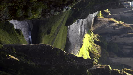 Vertikal-Von-Kirkjubæjarklaustur-Tal-Auf-Island-Dramatische-Szenische-Landschaft