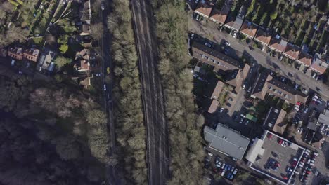 toma de drones de arriba hacia abajo de las vías del tren suburbano del reino unido watford