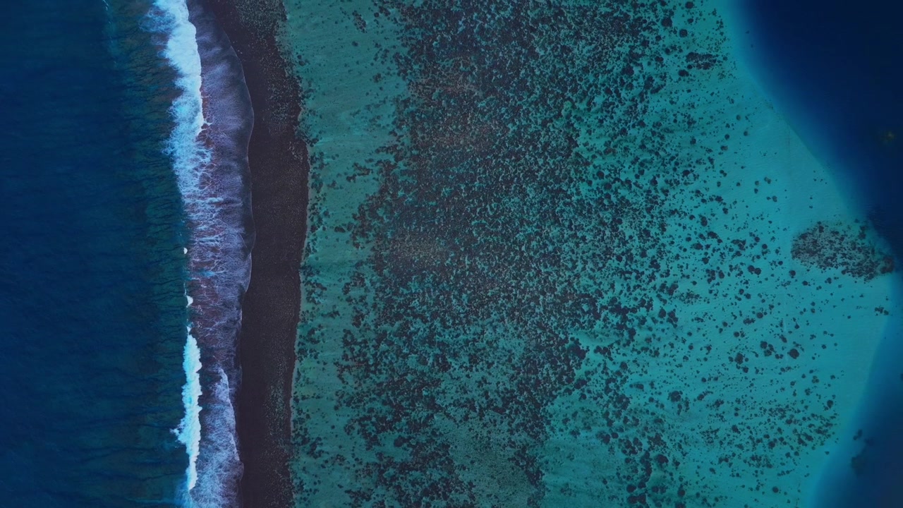 Tahiti, Oceano Pacifico meridionale, barriera corallina poco profonda, vista a volo d'uccello, onde da surf di Teahupo'o, drone aereo, isola della Polinesia Francese, laguna soleggiata, surf, Passe Havea, paesaggio, mattina soleggiata, movimento in avanti