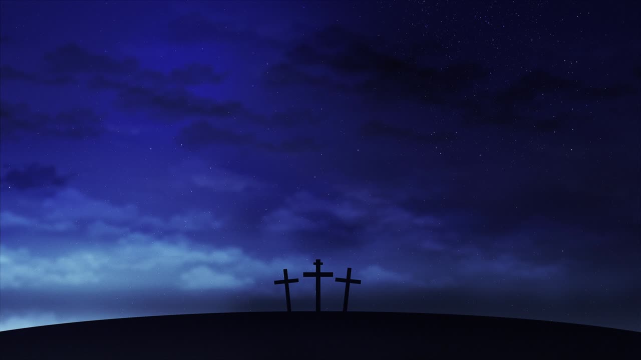 tres cruces en la colina con nubes moviéndose en el cielo estrellado azul