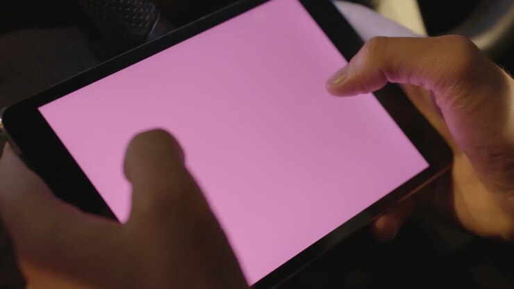 Persona che usa un tablet in auto di notte