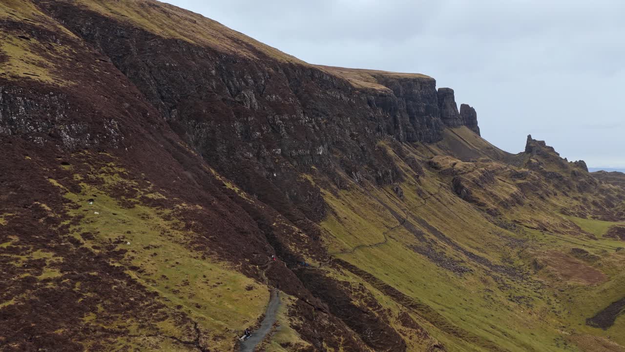 Escursionisti sullo splendido anello escursionistico del Quiraing sull'Isola di Skye