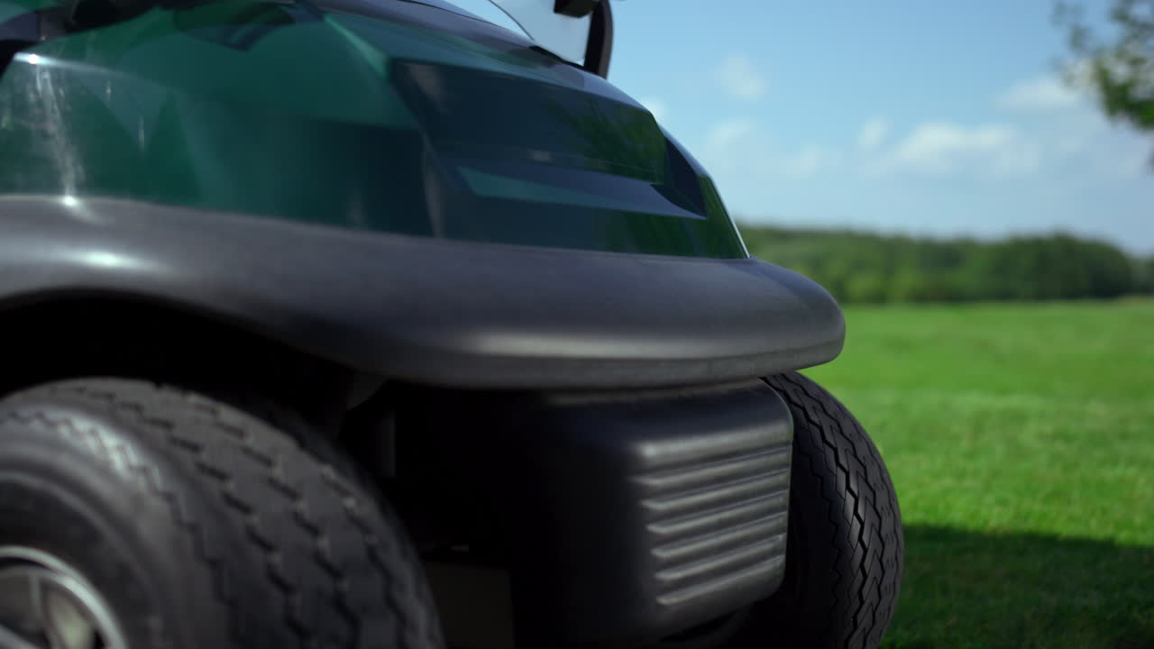 바 ⁇ 에 빈 자동차 골프 코스. 골프 자동차 버기 타이어 바 ⁇ 가 잔디에 서 있습니다.