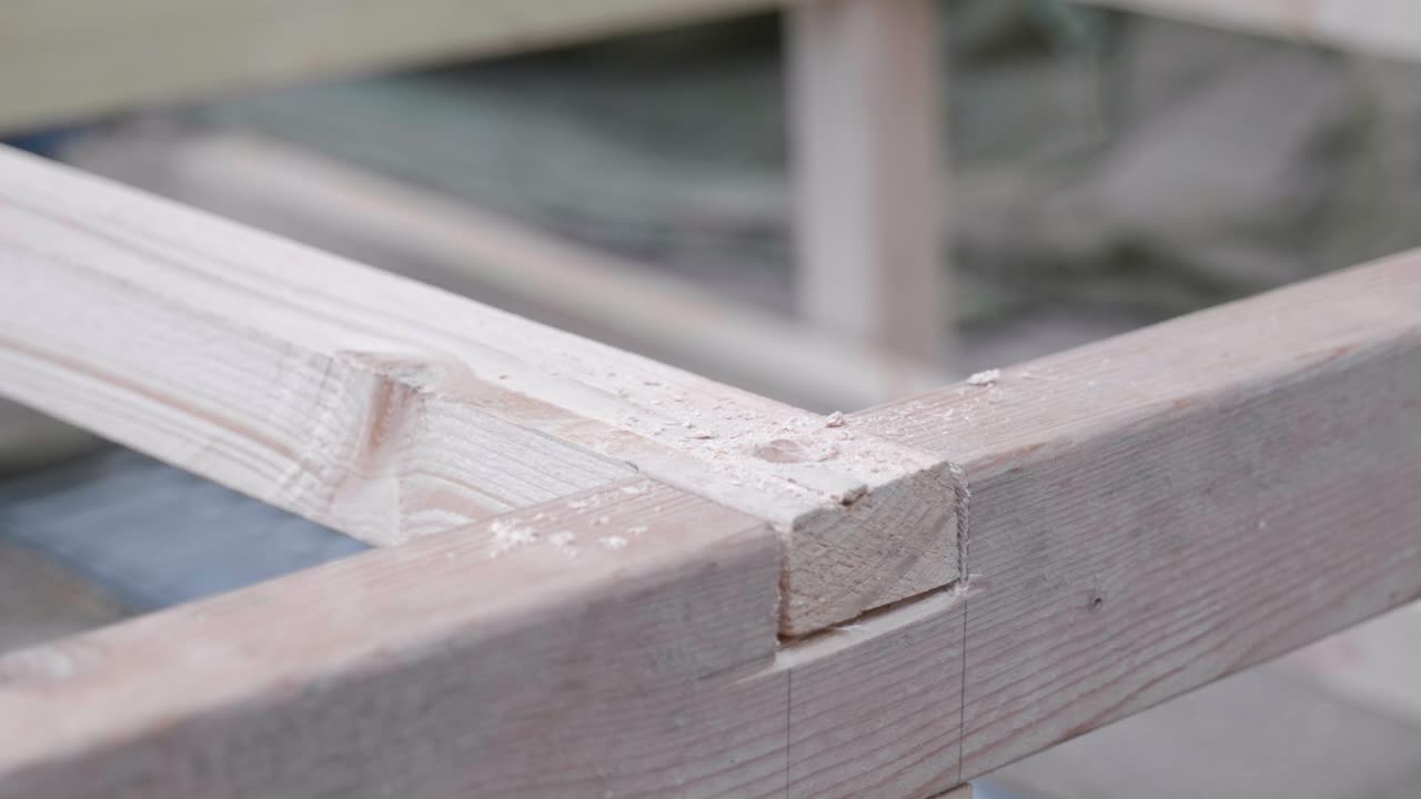 Un uomo che svasa del legno.