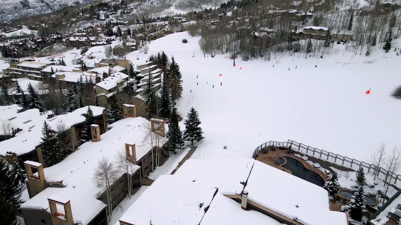 toma aérea del área de la estación de esquí en aspen, colorado