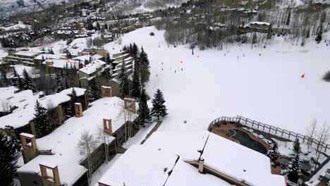 Toma-Aérea-Del-área-De-La-Estación-De-Esquí-En-Aspen,-Colorado