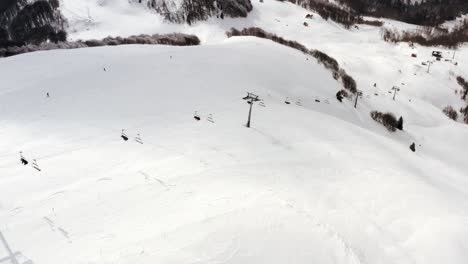 Antenne---Skilift-In-Den-Bergen-Im-Skigebiet-Kolasin,-Montenegro,-Schwenk-Nach-Rechts