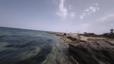 Fpv-Drone-Disparó-Sobre-La-Costa-Rocosa-Junto-Al-Faro-De-Punta-Plana-En-Faro-De-S&#39;estalella,-Mallorca,-Islas-Baleares,-España