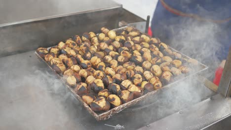 castañas asadas en un puesto de comida