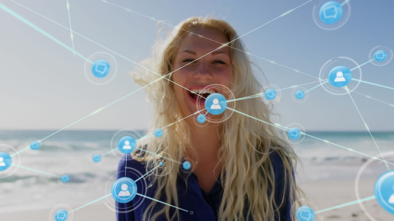 animación de una red de conexiones sobre una mujer feliz en la playa