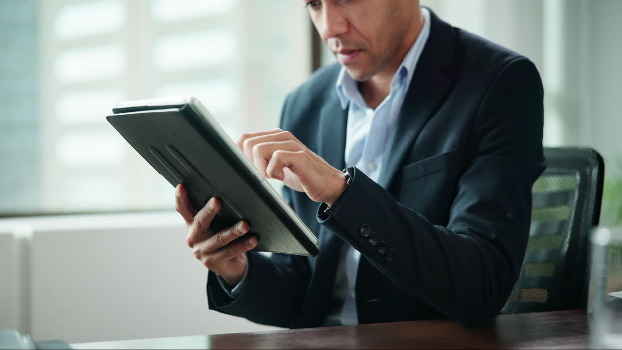 бизнесмен, использующий планшет в офисе