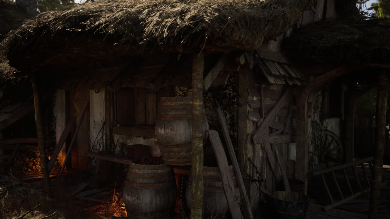 auténtica cabaña rústica con techo de paja cerca de una zona boscosa durante el crepúsculo