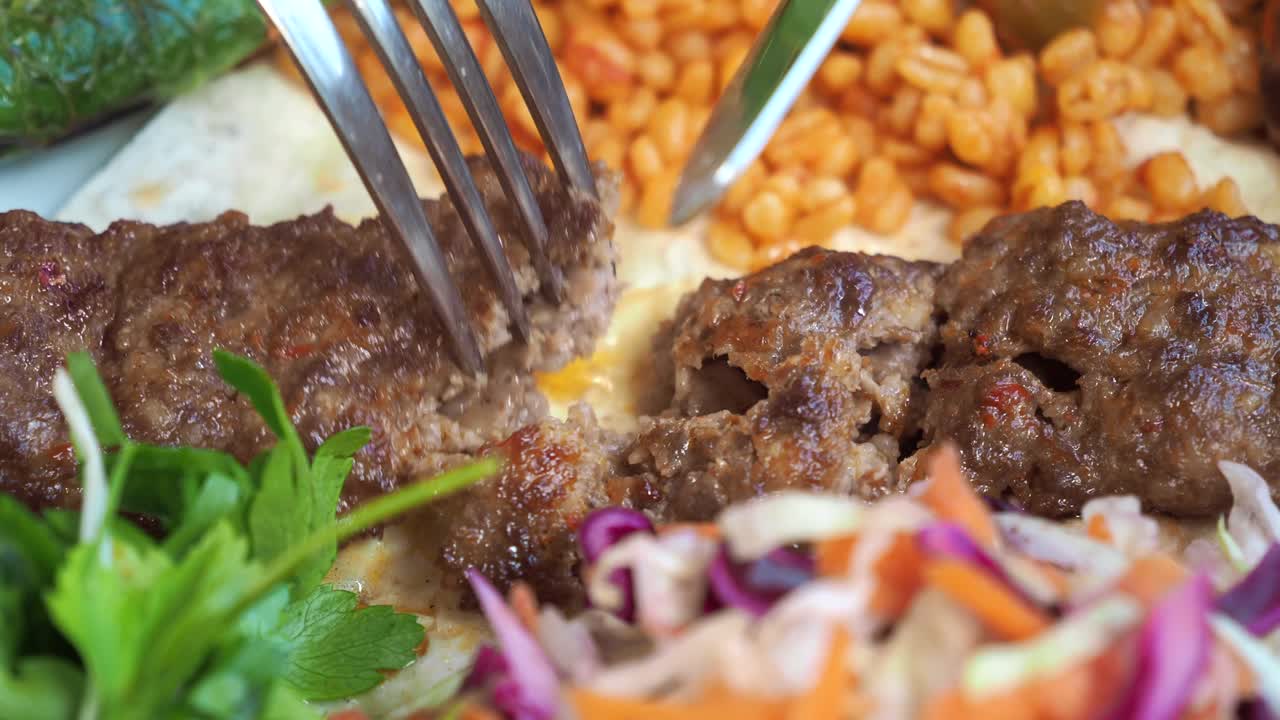 comiendo kebab de adana