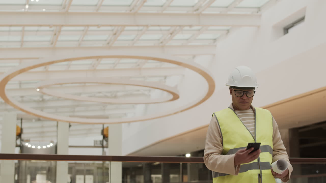 arquitecto mirando los resultados del trabajo