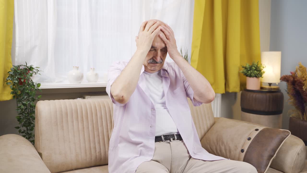 un anciano con problemas psicológicos solo en casa.