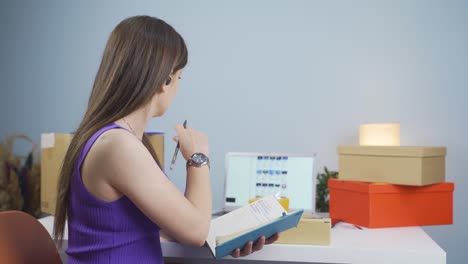 empresario con una tienda en línea vende productos.
