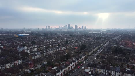 Amplia-Vista-Aérea-A-Gran-Altitud-De-La-Urbanización-Residencial-Del-Este-De-Londres