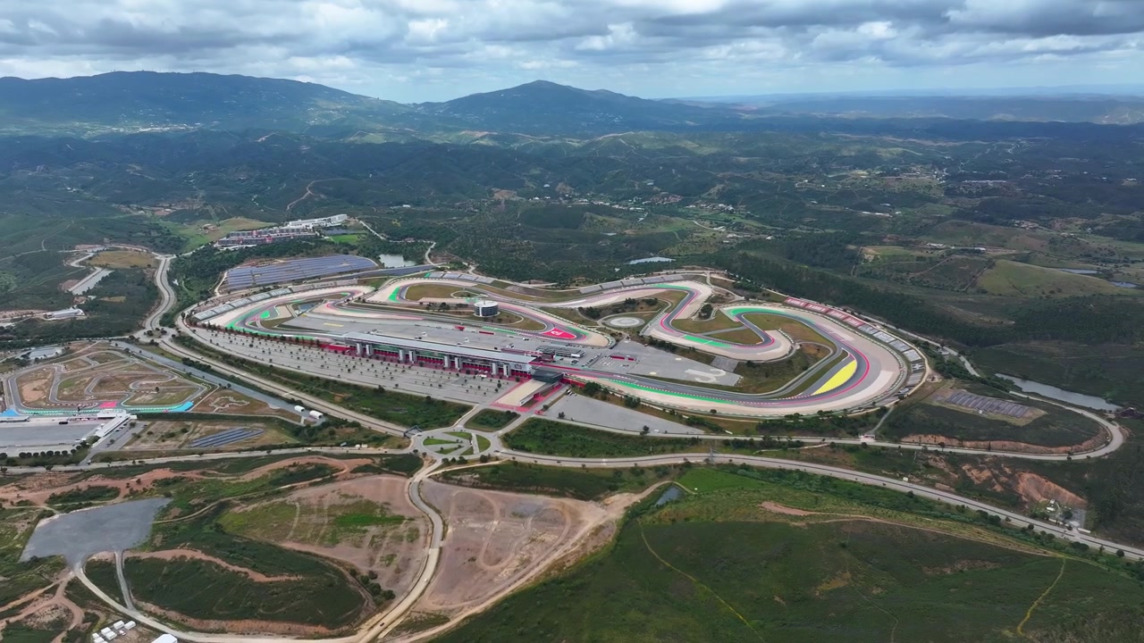 L'Autodromo Internazionale dell'Algarve a Portimão presenta un tracciato complesso per le gare. Eventi ad alta velocità si svolgono in questa sede professionale di sport motoristici, attirando diverse discipline di gara.
