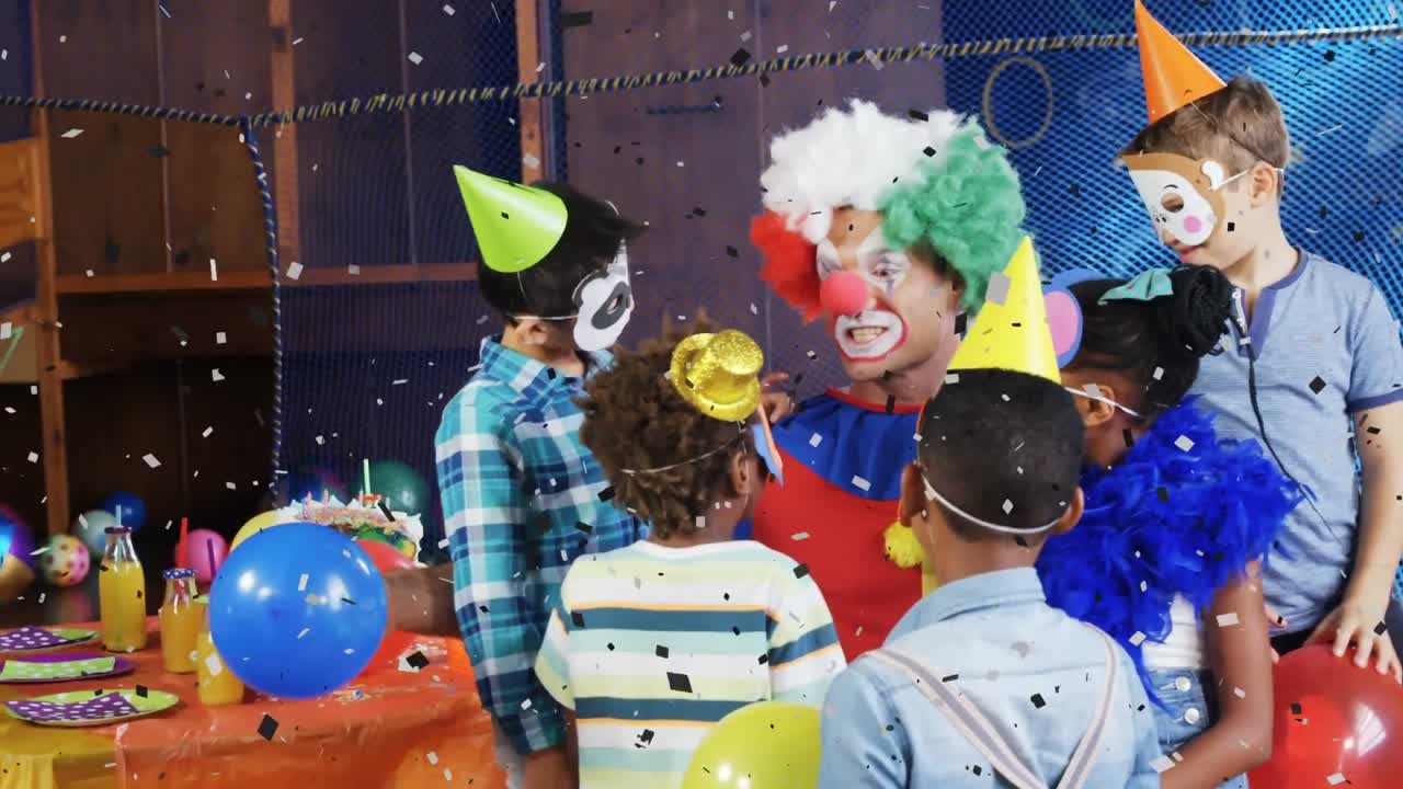 animación de confeti sobre un payaso que muestra trucos a amigos multirraciales en una fiesta de cumpleaños