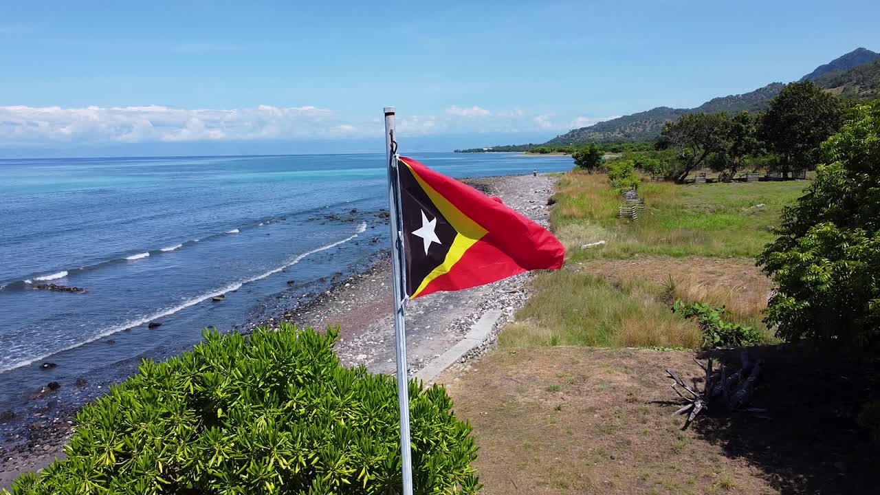 bandera nacional de timor oriental en la isla tropical de atauro en timor oriental, en el sureste de asia