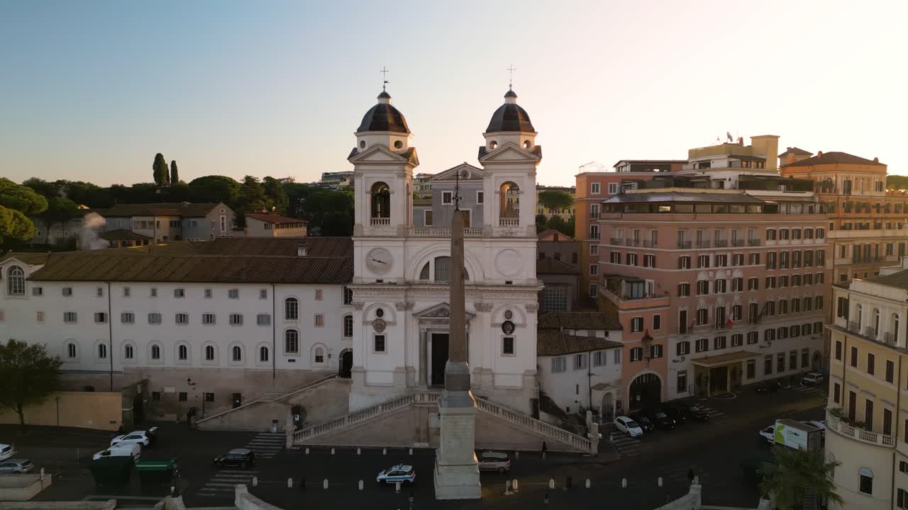 공중 후퇴는 스페인 계단을 드러니다.