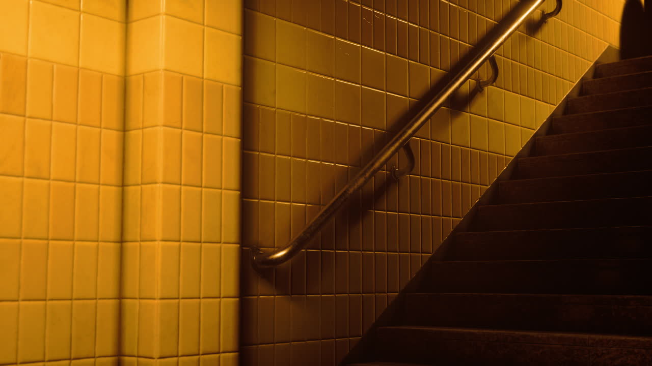 el pasaje subterráneo oscuro y vacío