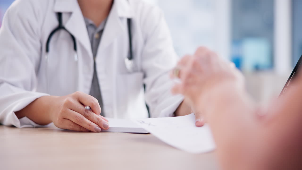 médico, manos y escritura de medicamentos para el paciente