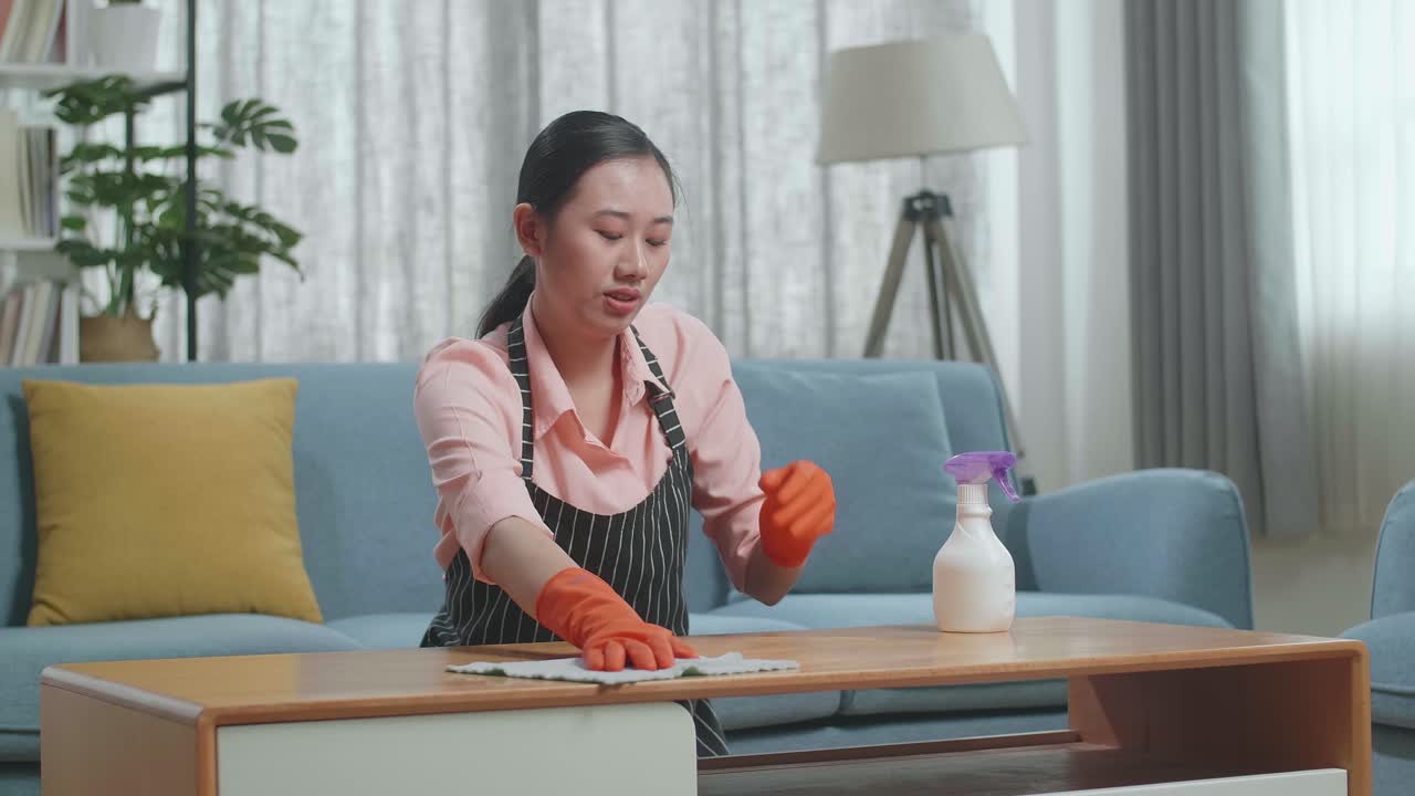 청소하는 여자, 피곤해