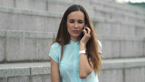 mujer de negocios hablando por teléfono celular en la calle. emprendedor celebrando el éxito
