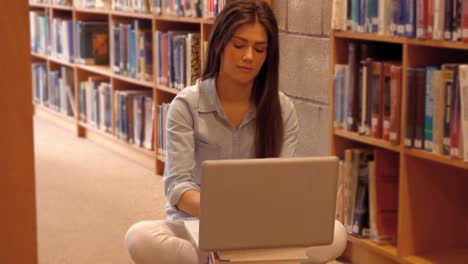 Ruhiger-Student,-Der-Laptop-In-Der-Bibliothek-Benutzt