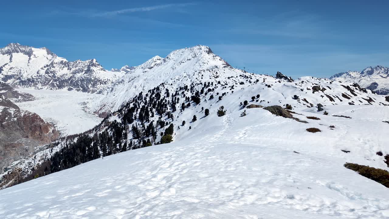 Ghiacciaio dell'Aletsch in inverno, cime montuose innevate