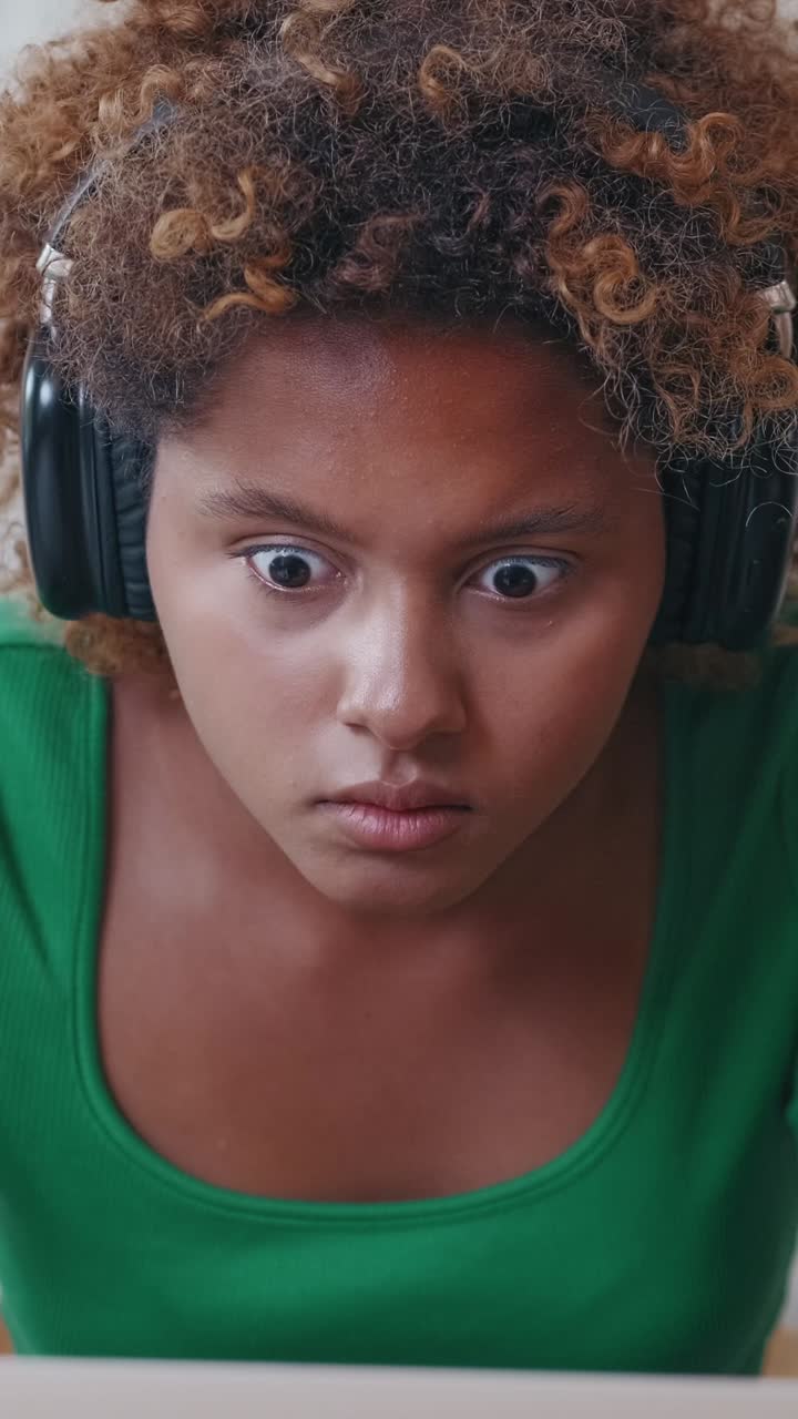 Förtrollad av ögonblicket när musik väcker känslor till liv.