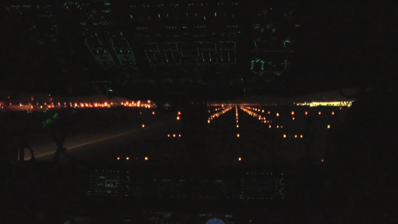 punto di vista prospettiva della cabina di pilotaggio di un aereo commerciale che decolla di notte