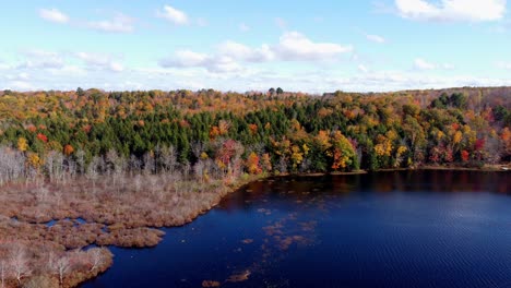 Una-Cacerola-Lenta-Y-Alta-Sobre-Un-Estanque-En-Winthrop-Maine-Durante-El-Otoño