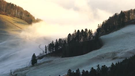 Luftaufnahme-über-Die-Hohen-Berge-In-Wunderschönen-Wolken