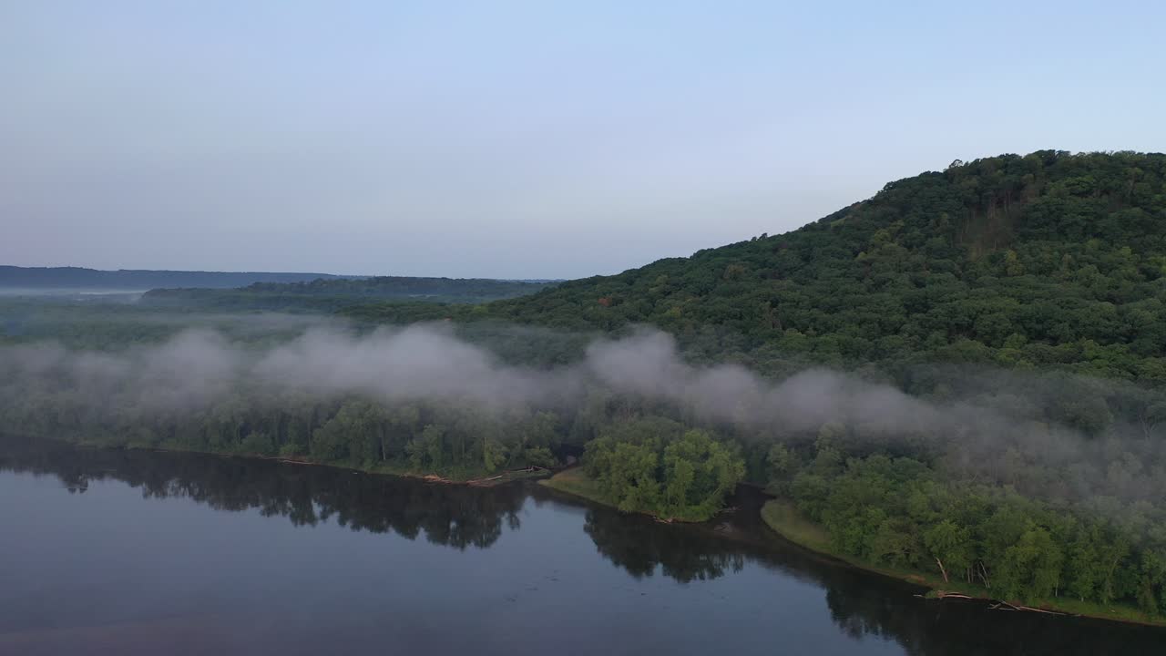 계곡과 숲 위의 안개가 가득한 아침