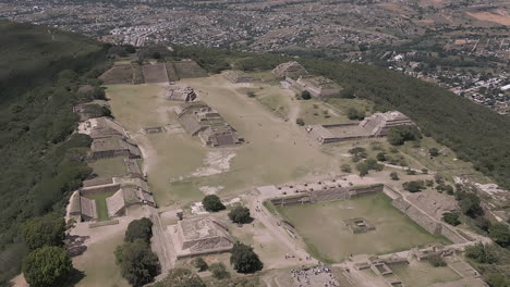 Paso-Elevado-De-Templos-Y-Plazas-De-Las-Antiguas-Ruinas-De-Monte-Albán-En-México