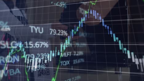 animación del ticker del mercado de valores con gráficos de líneas sobre el cliente que paga por el café a través del teléfono celular